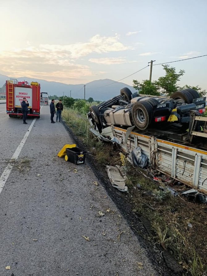 İ̇çecek Yüklü Tır Şarampole Devrildi: 1 Yaralı