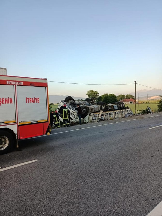 İ̇çecek Yüklü Tır Şarampole Devrildi: 1 Yaralı