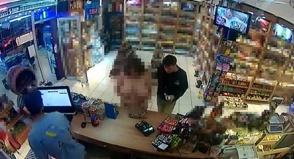 Üstsüz Alışveriş Yapan Kadın Serbest Bırakıldı