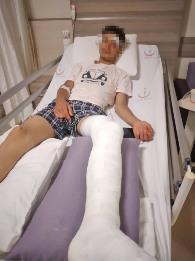 Adrenalin Olsun Diye Araçların Önüne Atlayan Öğrencilerden Biri Ölümden Kıl Payı Kurtuldu