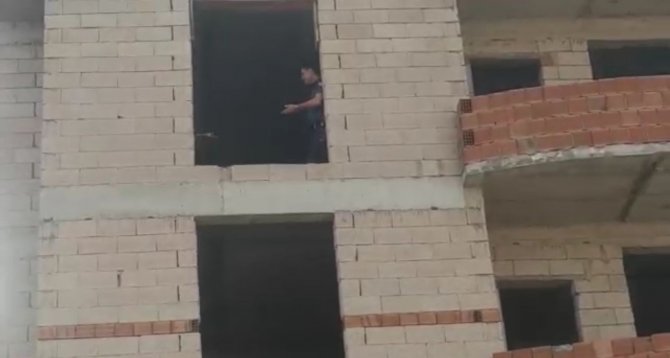 Horasan’da İnşaata Çıkan Genci Polis Ekipleri İkna Etti