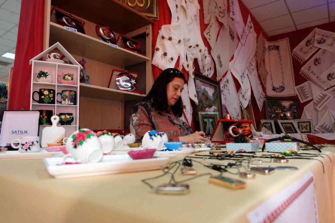 Gümüşhane’de El Emeği Göz Nuru Eserler Görücüye Çıktı