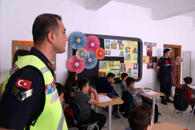 Jandarma İlkokul Öğrencilerine Çevre Bilincini Aşıladı