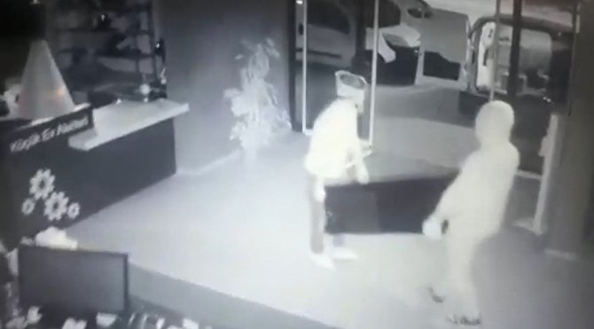 10 Gün Çalıştığı İş Yerinde İçinde 2 Milyonluk Para Ve Ziynet Eşyası Olan Kasayı Çaldı
