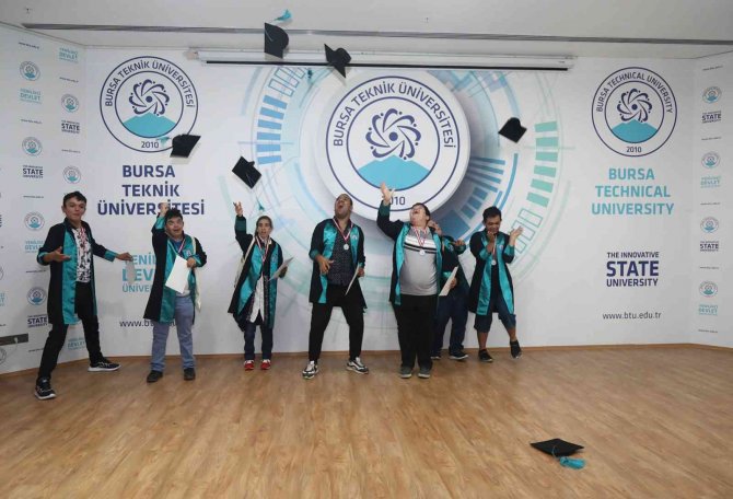 Özel Öğrencilerin Mezuniyet Sevinci