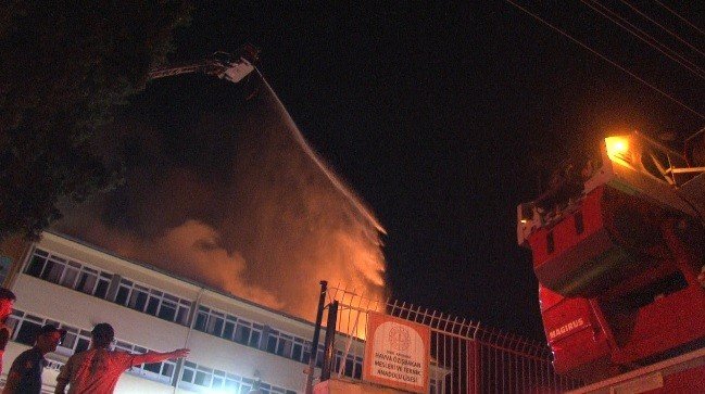 İ̇zmir’de Okulda Çıkan Yangın Paniğe Neden Oldu