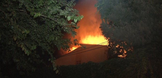 İ̇zmir’de Okulda Çıkan Yangın Paniğe Neden Oldu