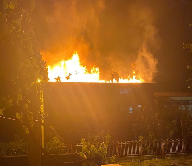İ̇zmir’de Okulda Çıkan Yangın Paniğe Neden Oldu