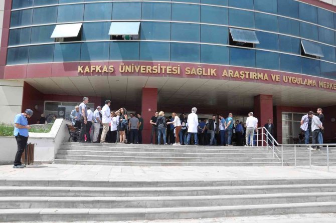 Kars’ta Doktora Saldırıya Tepki