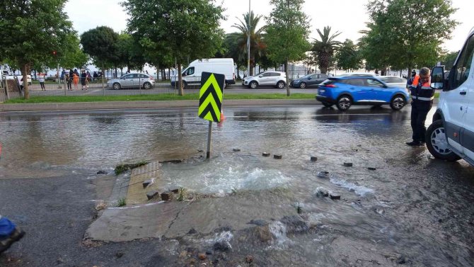 Kartal’da Su Borusu Patladı, Sahil Yolu Göle Döndü