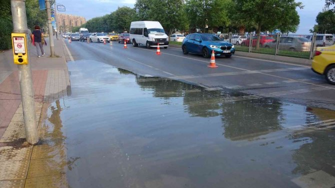 Kartal’da Su Borusu Patladı, Sahil Yolu Göle Döndü