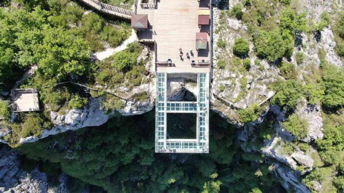 Kanyon Üzerindeki Cam Terası İle Tanınan 3 Bin Nüfuslu İlçeyi 300 Bin Kişi Ziyaret Edecek