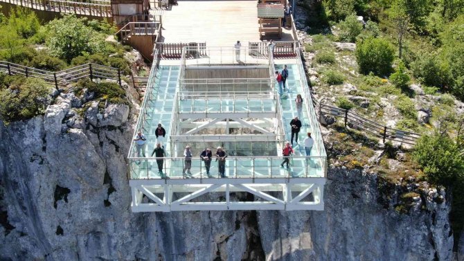 Kanyon Üzerindeki Cam Terası İle Tanınan 3 Bin Nüfuslu İlçeyi 300 Bin Kişi Ziyaret Edecek