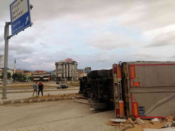 Tosya’da Tır Devrildi, Sürücü Yaralandı