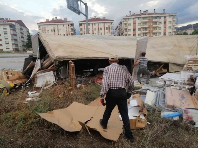 Tosya’da Tır Devrildi, Sürücü Yaralandı