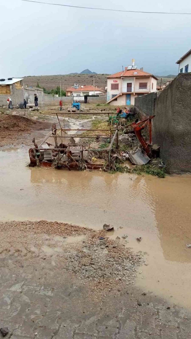 Kayseri’de Şiddetli Yağış Hayatı Olumsuz Etkiledi, Araçlar Yolda Kaldı