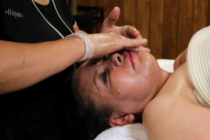 Ameliyatsız Yüz Germeyle Gençleşiyorlar