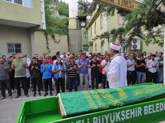 Konteynerle Duvarın Arasında Sıkışarak Can Veren Minik Yakup Son Yolculuğuna Uğurlandı