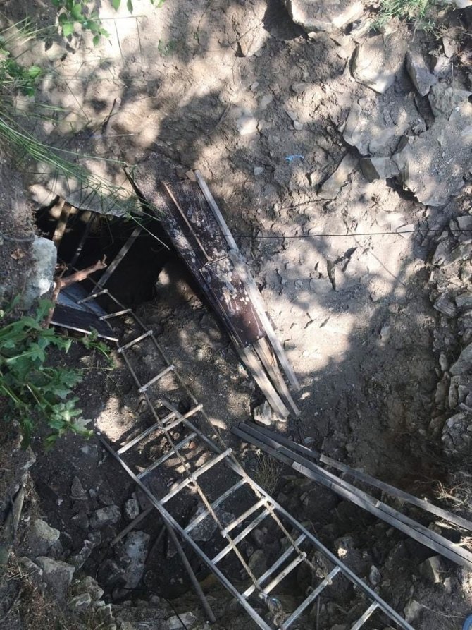 Tarihi Eser Bulmak İçin Kaçak Kazı Yapan 8 Şahsa Jandarma Şoku