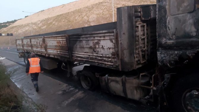 Kuzey Marmara Otoyolu’nda Seyir Halindeki Tır Alev Alev Yandı