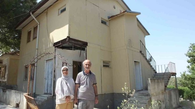 Burhaniye’ De Köy Grup Teknisyenliği Binası Yıkılıyor