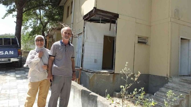 Burhaniye’ De Köy Grup Teknisyenliği Binası Yıkılıyor