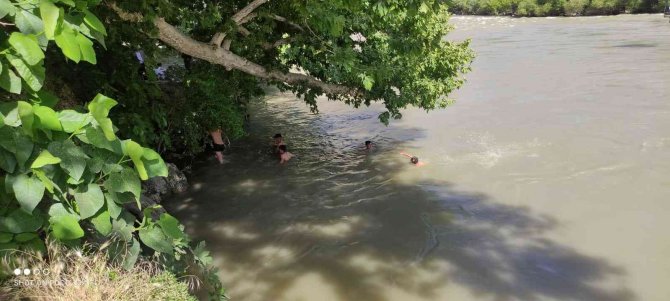 Çukurca’da Sıcaklar Bunalttı
