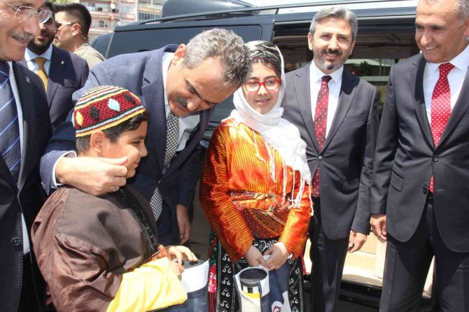 Bakan Özer, Öğrencinin Kur’an-ı Kerim’e Tekme Atmasıyla İlgili Konuştu: “Gerekli Cezaları Vereceğiz”