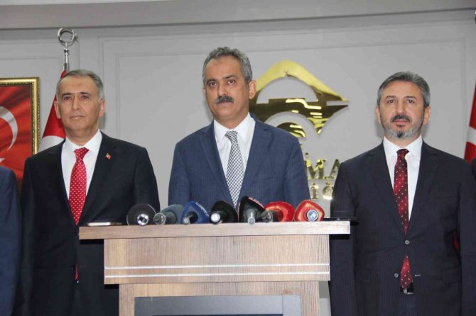 Bakan Özer, Öğrencinin Kur’an-ı Kerim’e Tekme Atmasıyla İlgili Konuştu: “Gerekli Cezaları Vereceğiz”