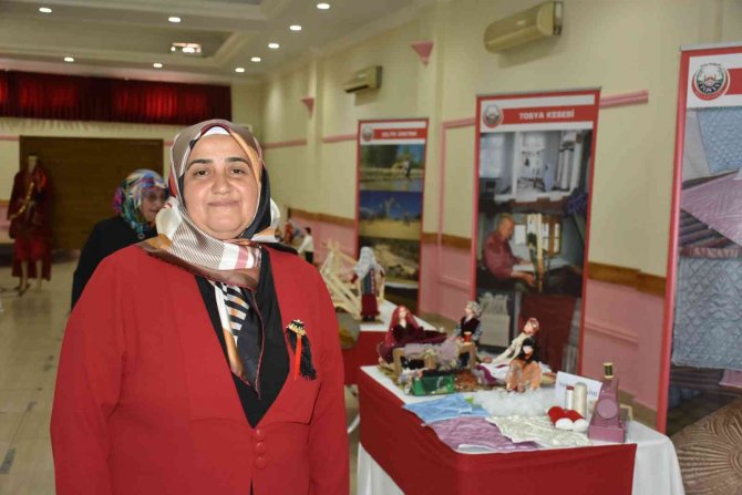 Devlet Sanatçısı Minyatür Bebeklerle Kültürü Yaşatıyor