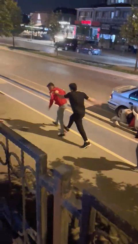 Gençler Birbirine Girdi, Kaldırım Ring Alanına Döndü