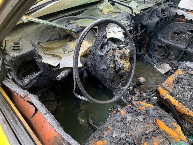 Kazaya Karıştı, Alev Topuna Dönen Otomobilini Bırakıp Kaçtı