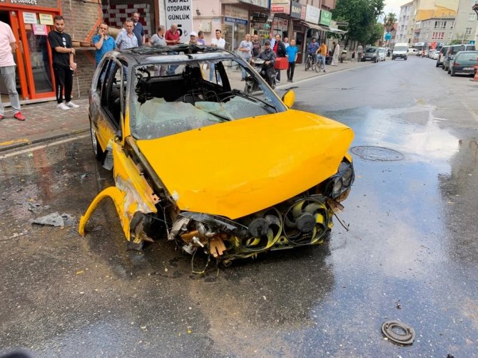Kazaya Karıştı, Alev Topuna Dönen Otomobilini Bırakıp Kaçtı