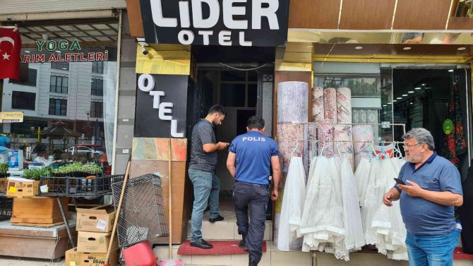 Haber Alamadığı Arkadaşını Otel Odasında Ölü Buldu