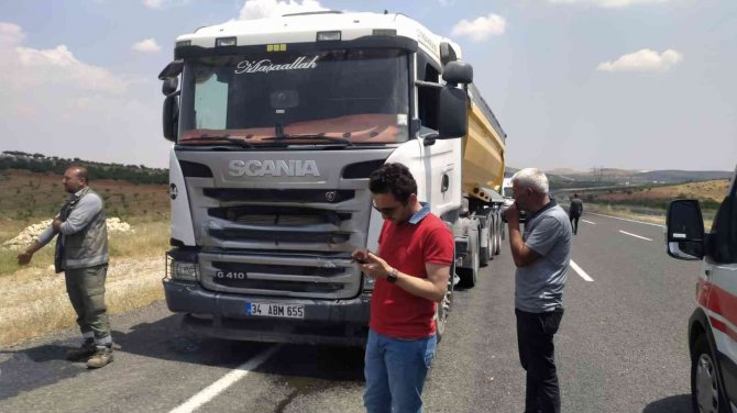 Kum Yüklü Tır Otomobille Çarpıştı: 6 Yaralı