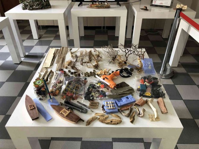 Atık Malzemelerden Yaptığı Modellemelerden Sergi Oluşturdu