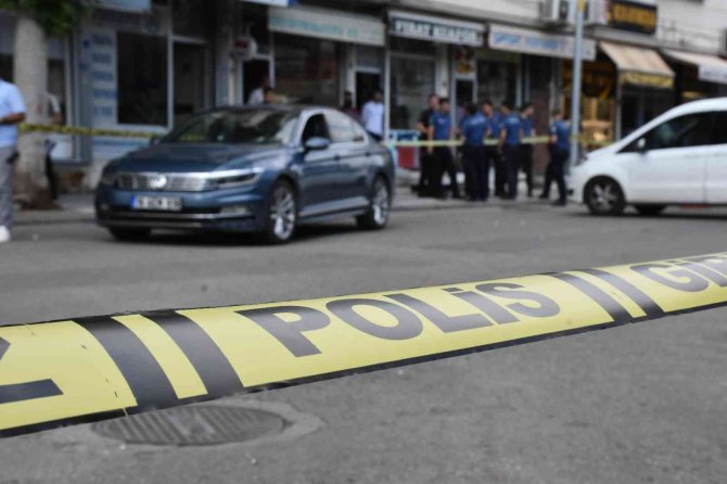 Çarşının Ortasında Otomobile Silahlı Saldırı