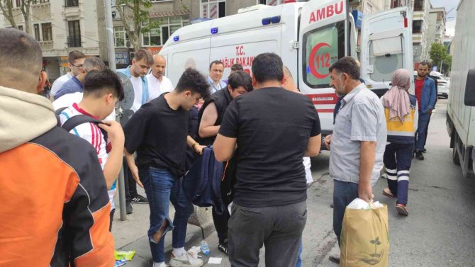 Sultangazi’de Dönüş Yapan İ̇ett Otobüsü 2 Gence Çarptı