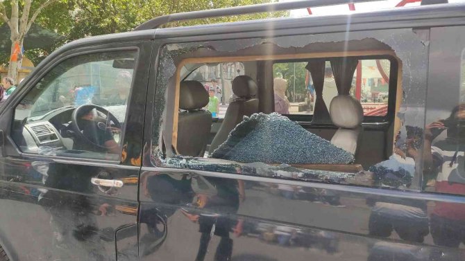 Sultangazi’de Dönüş Yapan İ̇ett Otobüsü 2 Gence Çarptı