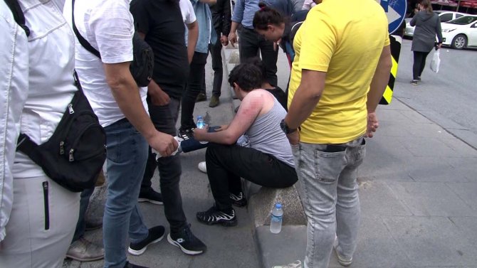 Sultangazi’de Dönüş Yapan İ̇ett Otobüsü 2 Gence Çarptı