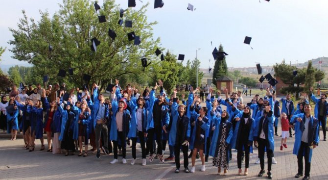 Tavşanlı Myo’da Mezuniyet Coşkusu