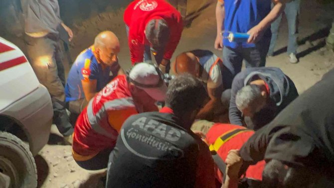 Tunceli’de Mantar Toplarken Kayalıklardan Düşen Şahıs, 3,5 Saatlik Çalışmayla Kurtarıldı