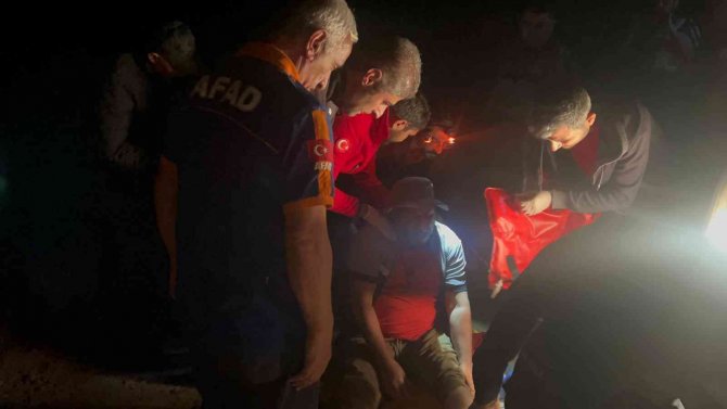 Tunceli’de Mantar Toplarken Kayalıklardan Düşen Şahıs, 3,5 Saatlik Çalışmayla Kurtarıldı