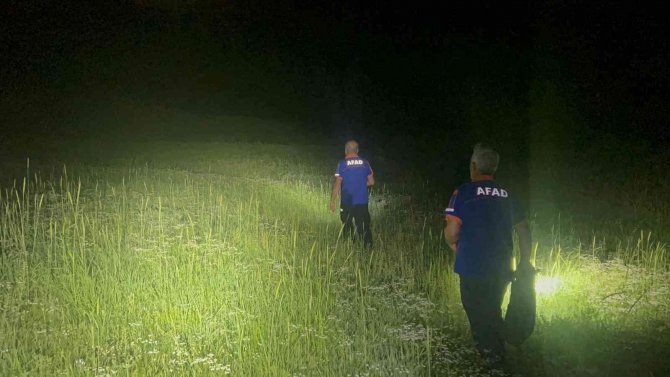 Tunceli’de Mantar Toplarken Kayalıklardan Düşen Şahıs, 3,5 Saatlik Çalışmayla Kurtarıldı