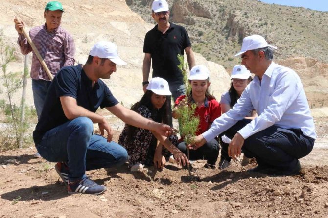 Öğrenciler Tarihin Gölgesinde Fidan Dikti