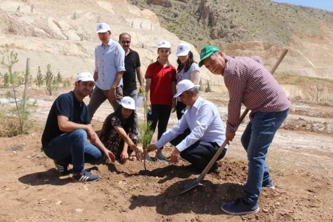 Öğrenciler Tarihin Gölgesinde Fidan Dikti