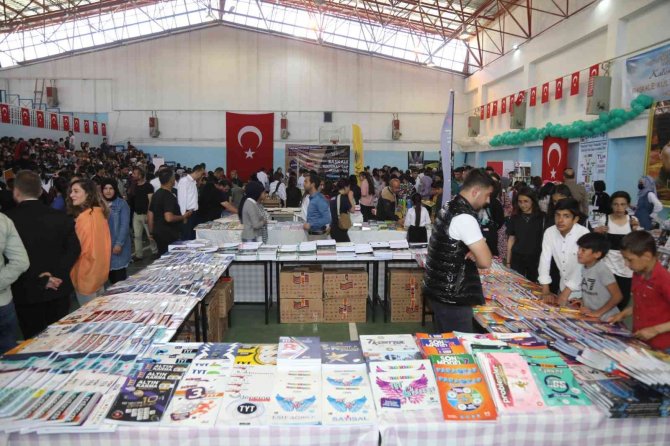 Başkale Tarihinde İlk Kez Kitap Fuarına Ev Sahipliği Yaptı