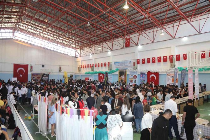 Başkale Tarihinde İlk Kez Kitap Fuarına Ev Sahipliği Yaptı
