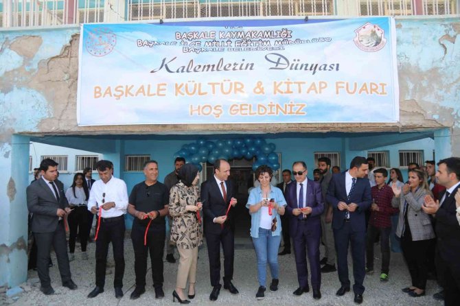 Başkale Tarihinde İlk Kez Kitap Fuarına Ev Sahipliği Yaptı