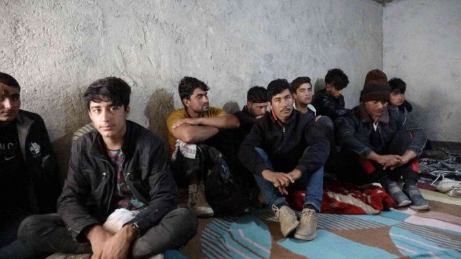 Van’da Bir Evin Bodrumunda 24 Düzensiz Göçmen Yakalandı